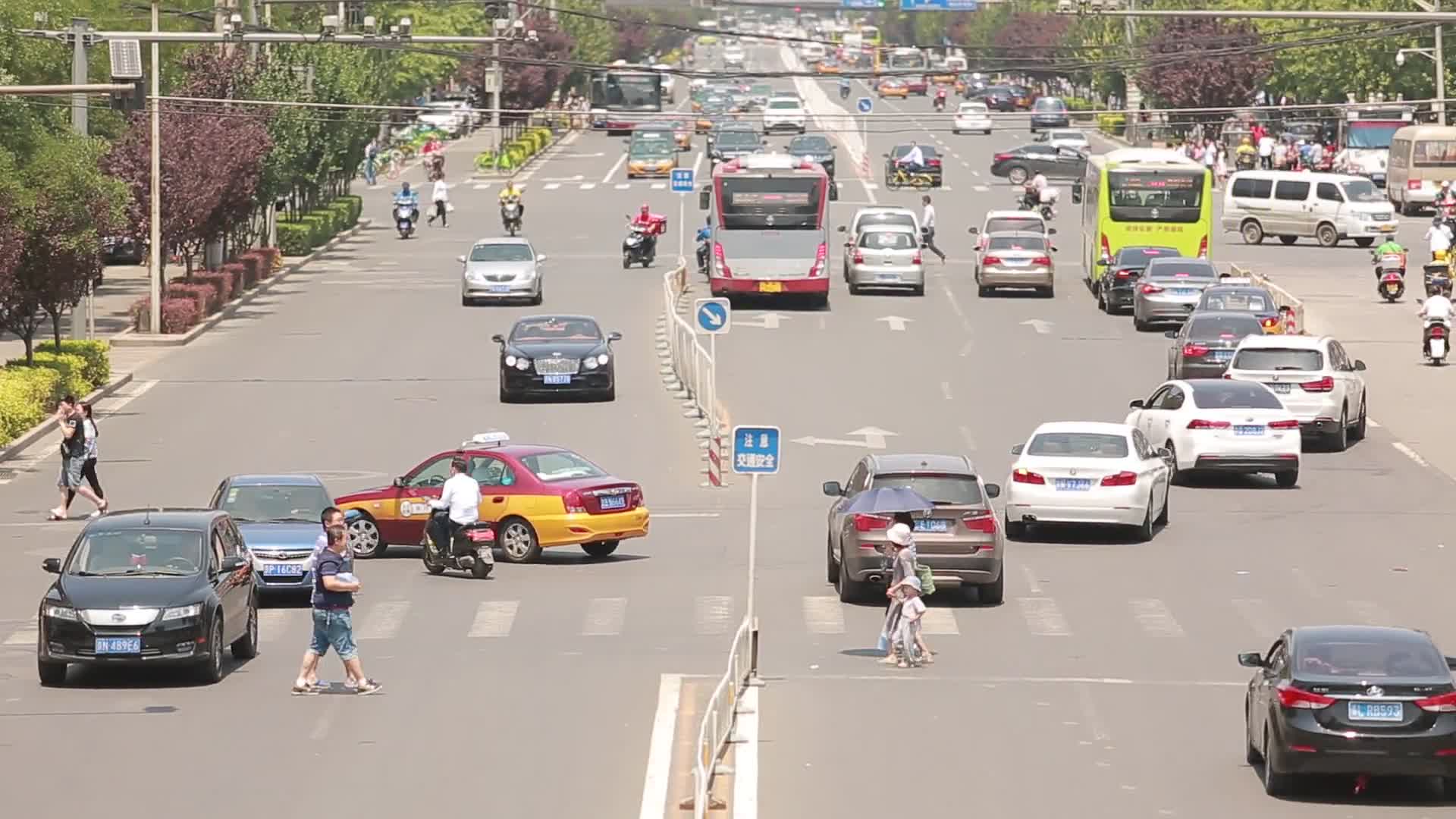 街景天桥上拍摄交通马路车流视频的预览图