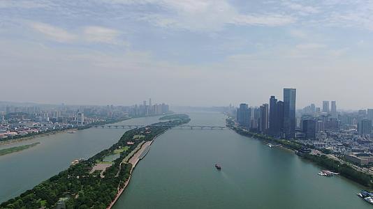 湖南长沙湘江两岸高楼建筑航拍视频的预览图