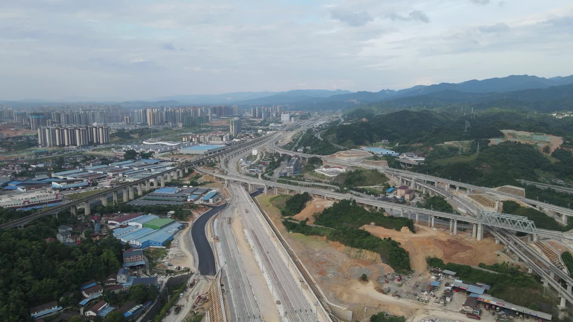 城市高速公路高架桥航拍视频的预览图