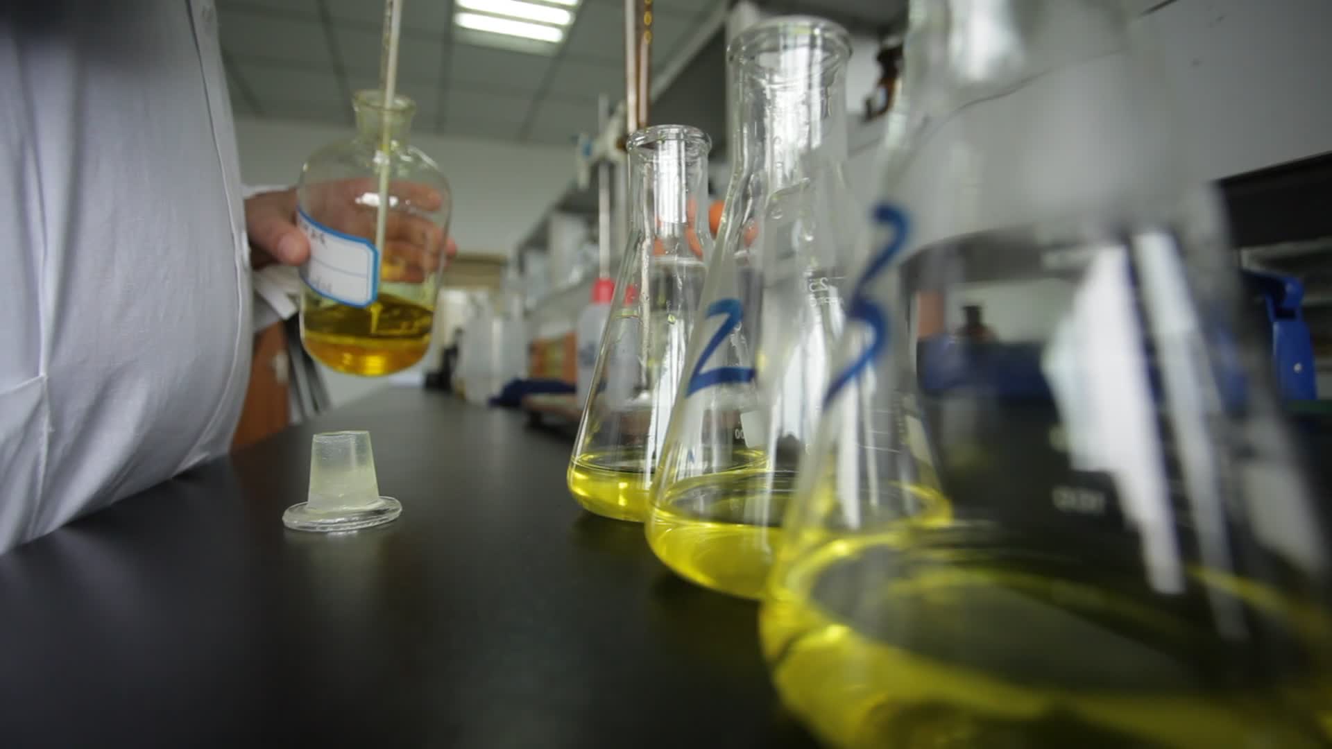 烧杯试管蒸馏瓶化学实验检测视频的预览图