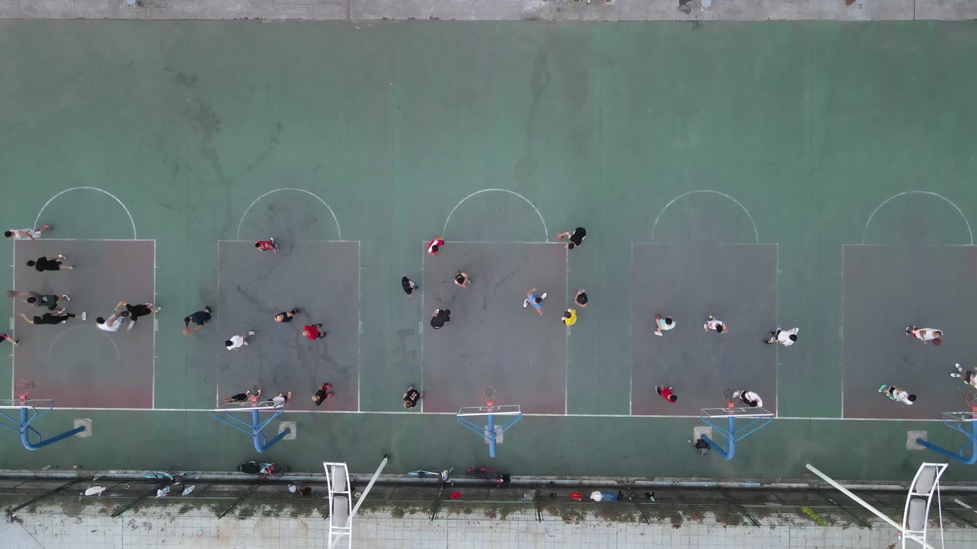 4K航拍篮球场运动打篮球视频的预览图