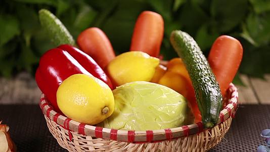 一篮健康蔬菜水果维生素视频的预览图