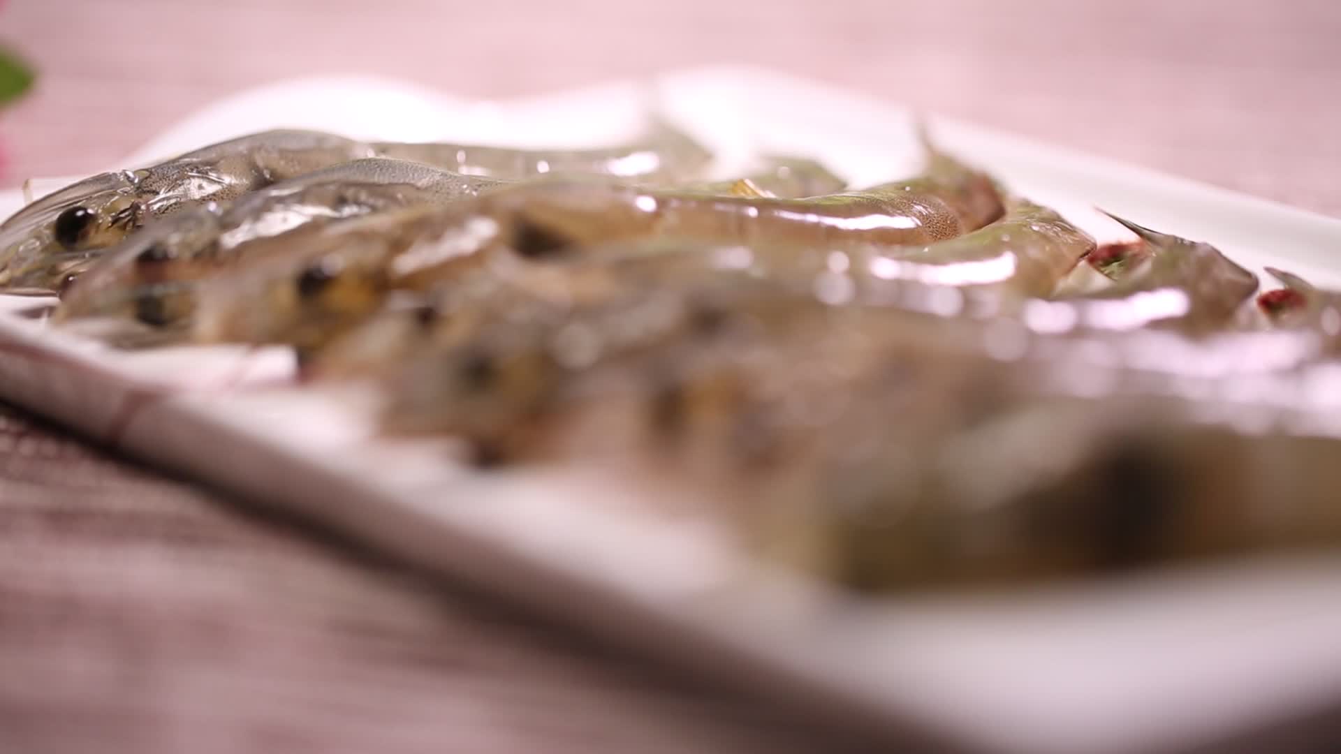新鲜的大虾海虾虾线视频的预览图