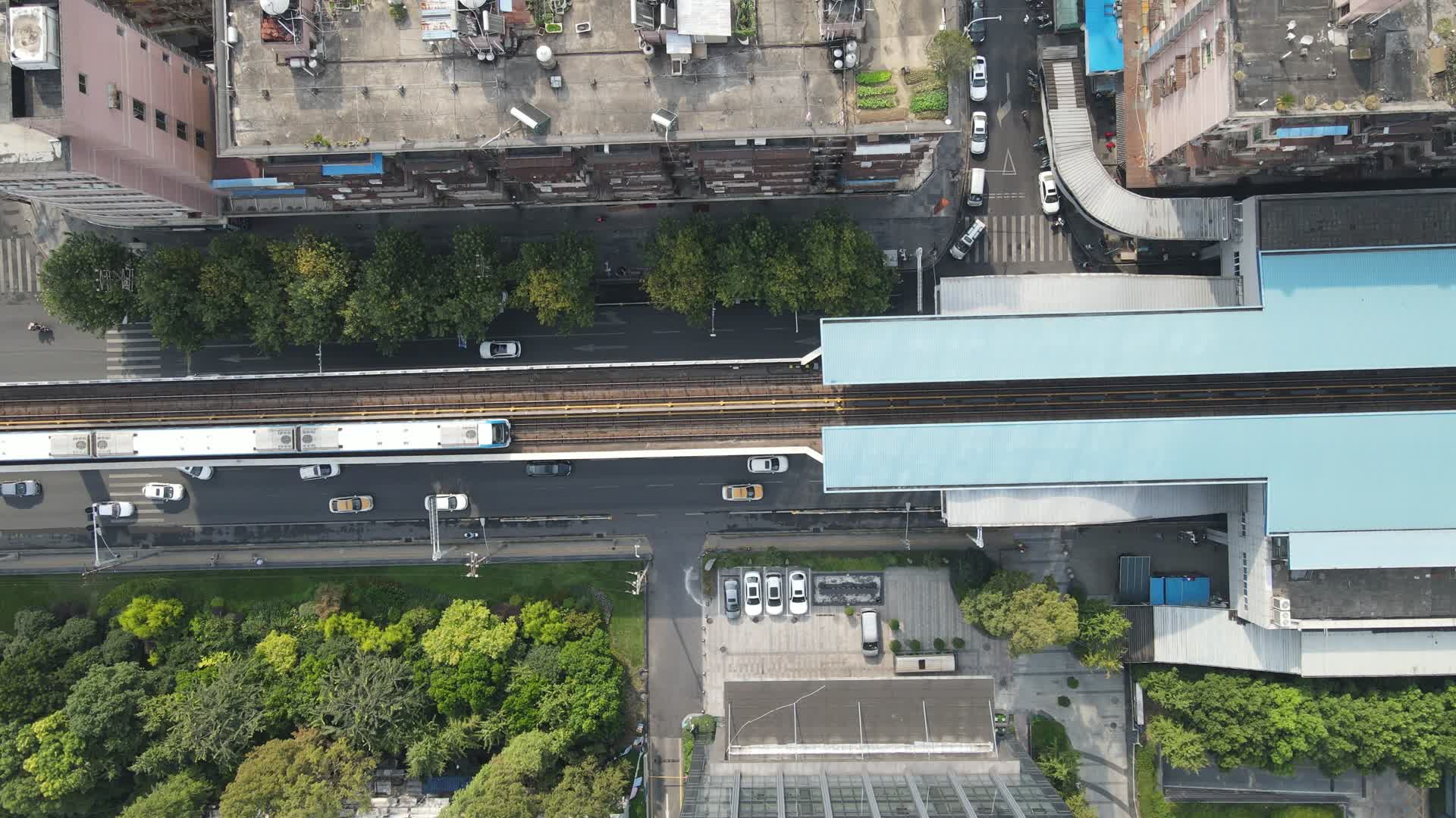 4K航拍城市轨道交通地铁视频的预览图