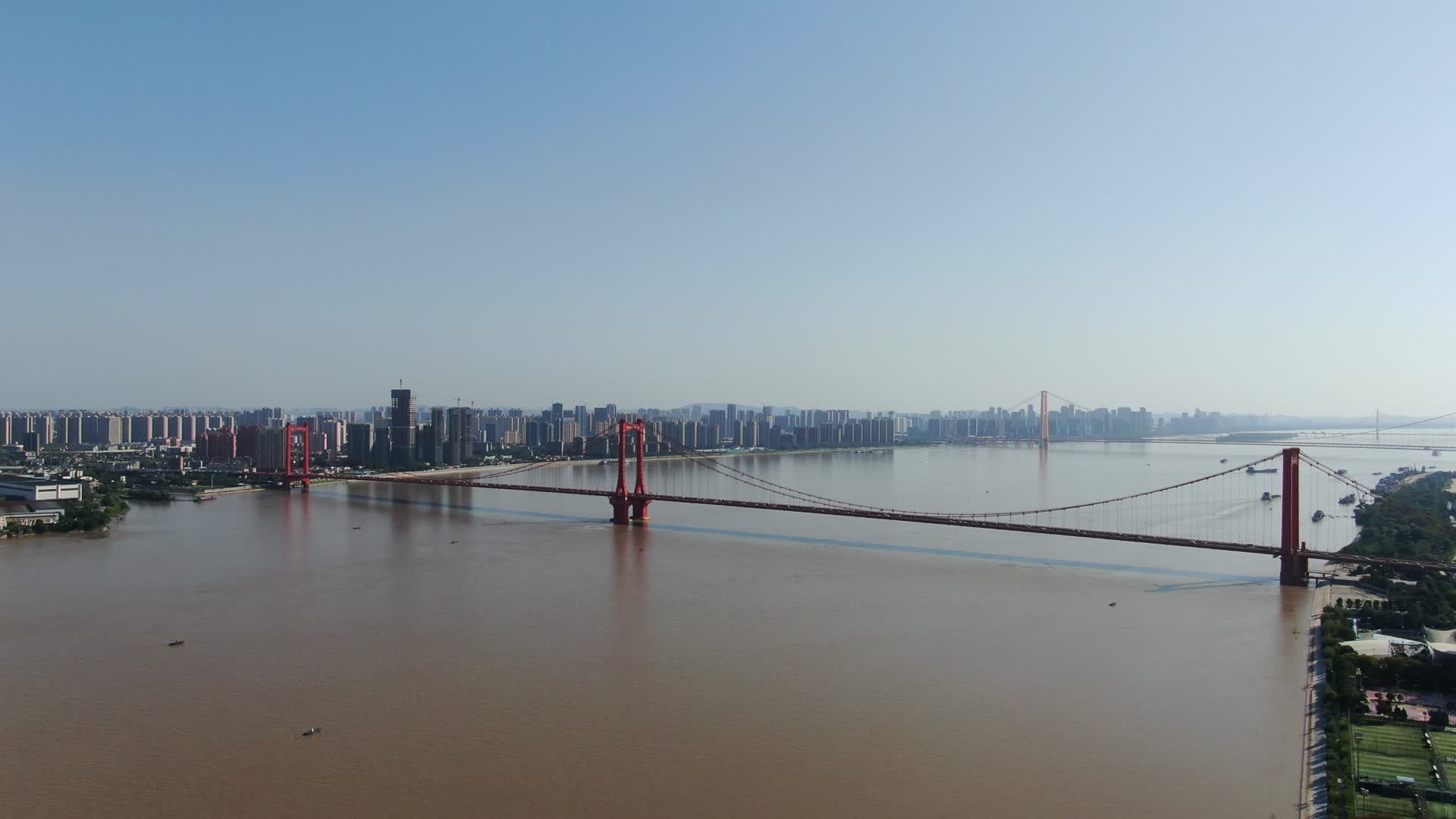 4K航拍湖北武汉鹦鹉洲大桥视频的预览图