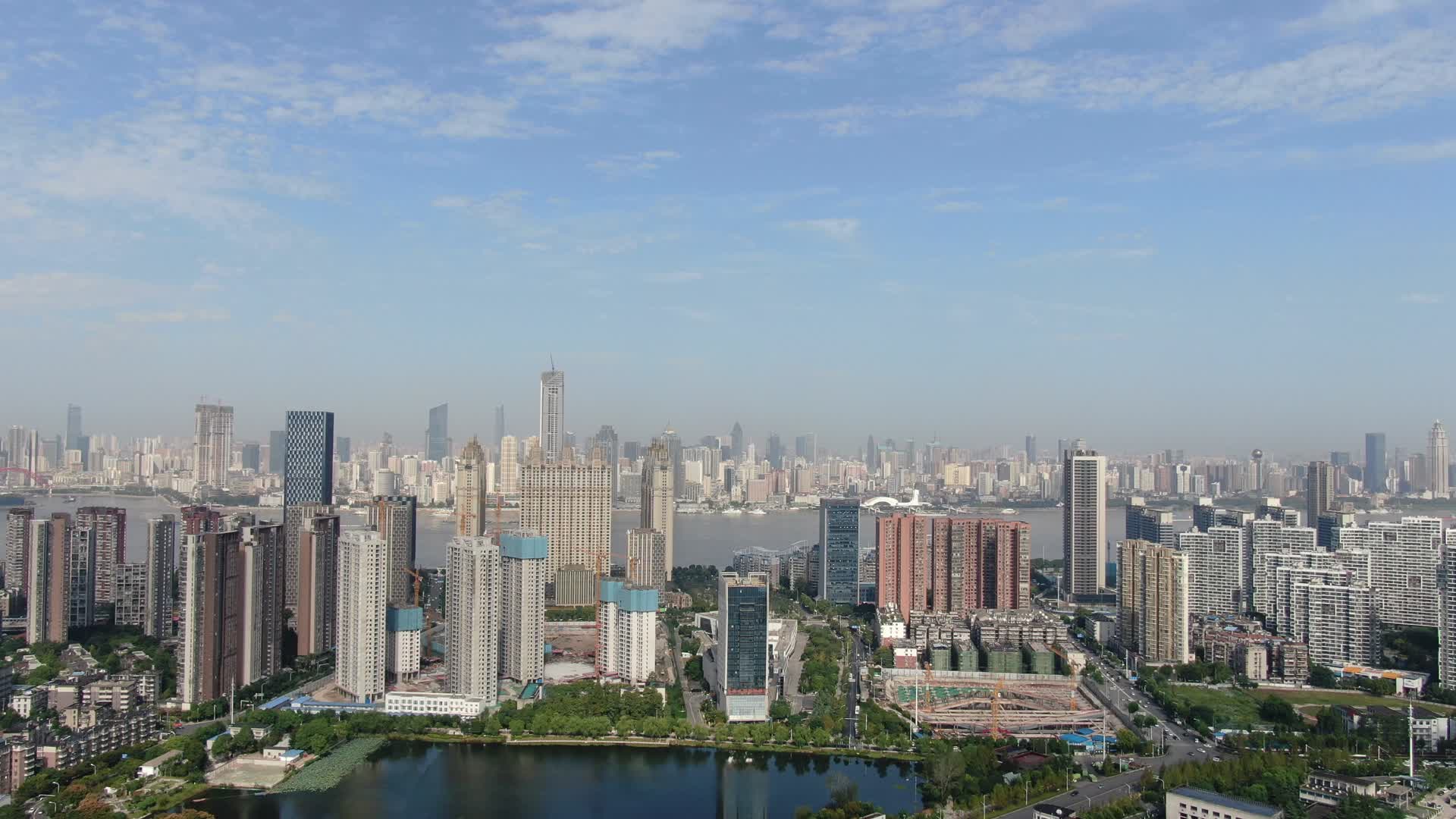 4K航拍湖北武汉武昌万达公馆江南明珠园视频的预览图