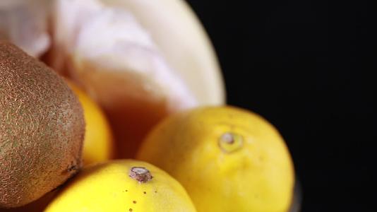 各种含有维生素C的水果猕猴桃柚子柠檬视频的预览图