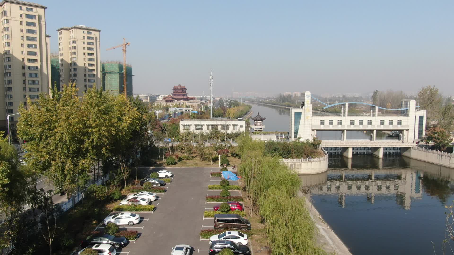 4K航拍江苏徐州黄河故道水闸视频的预览图