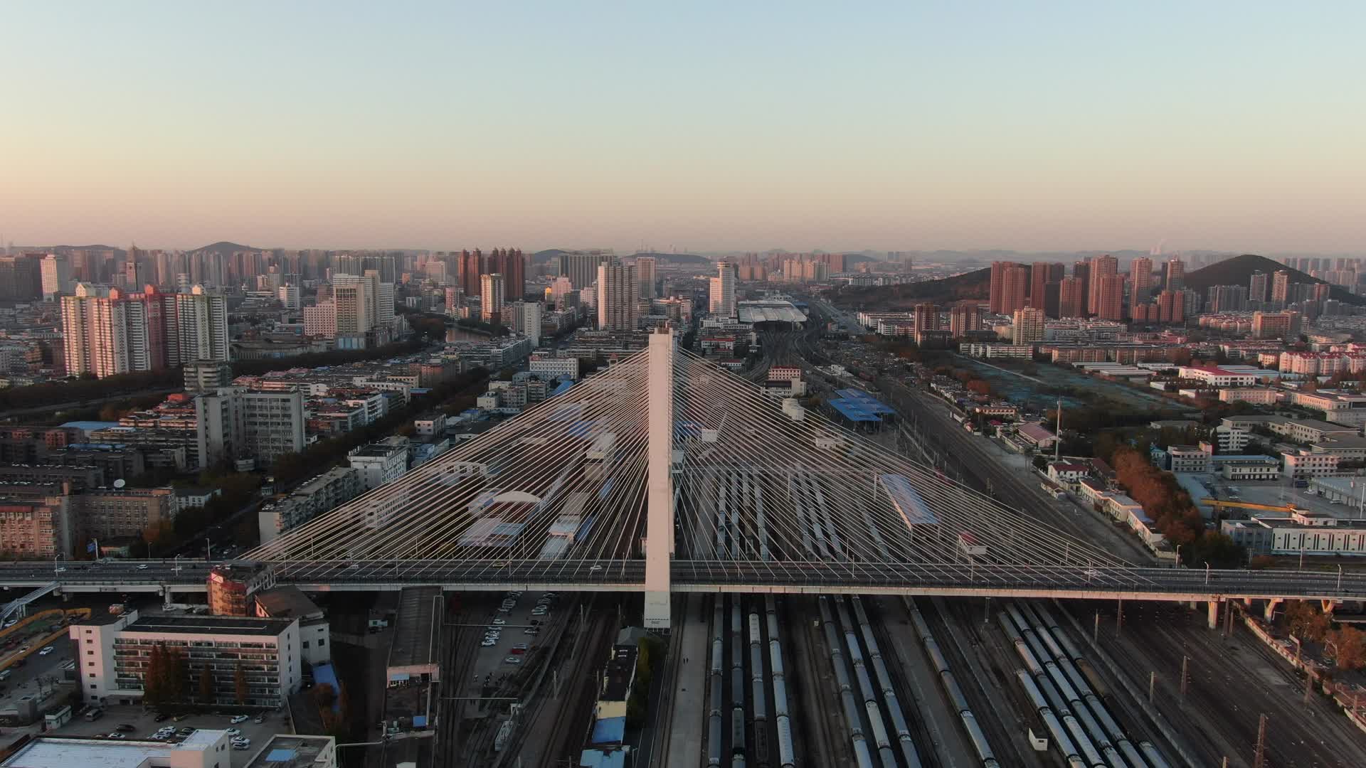 4K航拍江苏徐州和平大桥视频的预览图