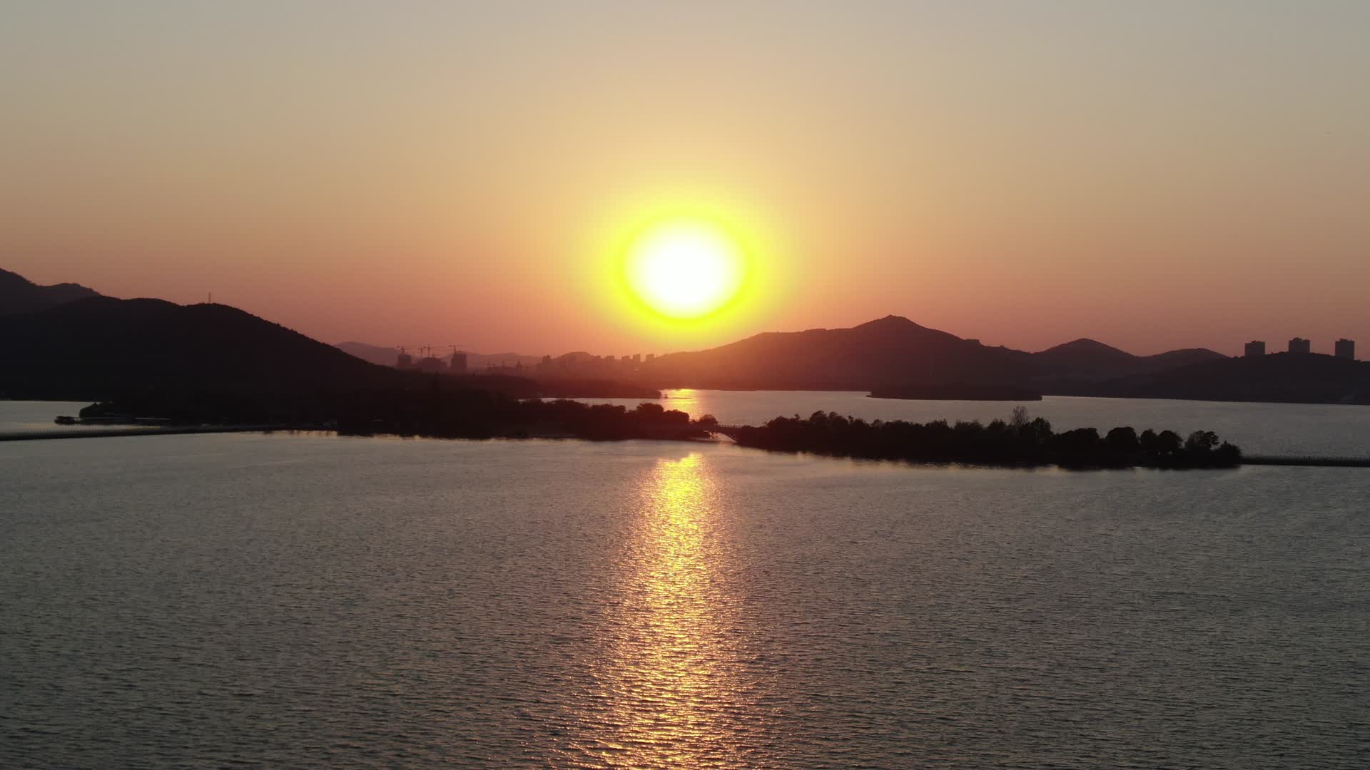 4K航拍江苏徐州云龙湖景区日落夕阳视频的预览图