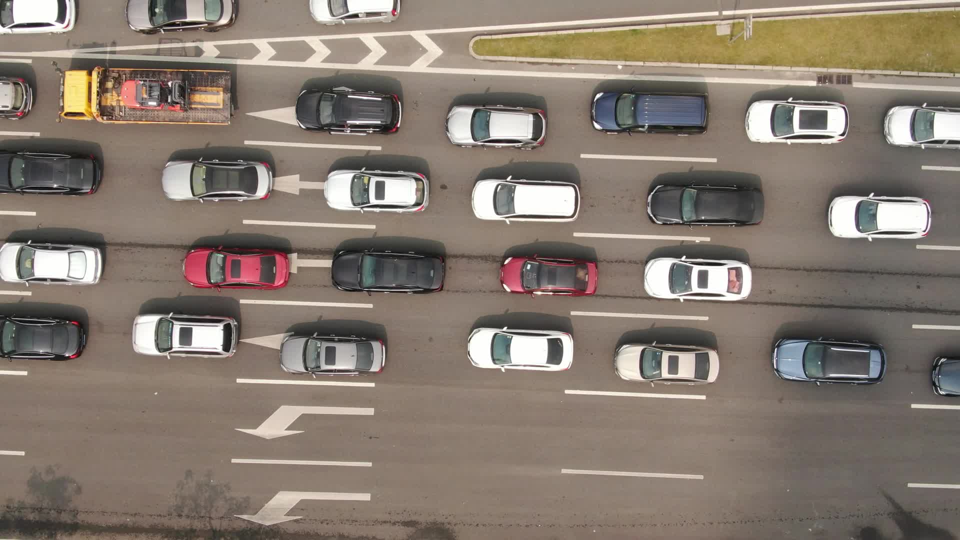 俯拍城市拥堵交通车辆行驶视频的预览图