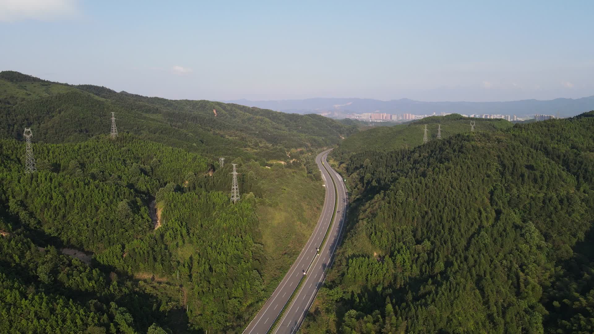 4K航拍大山中的高速路视频的预览图
