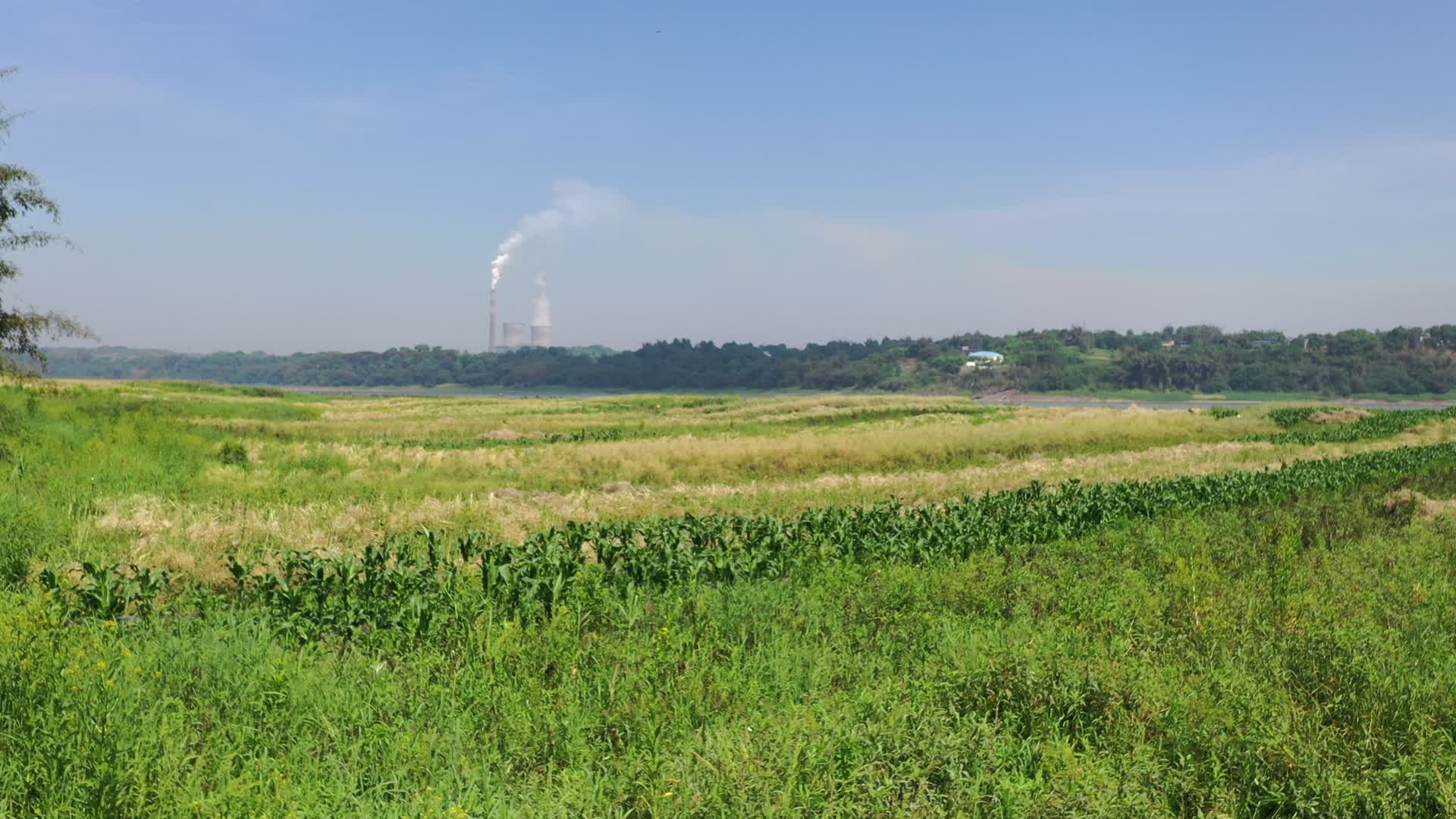 航拍乡村大气污染烟囱环境对比视频的预览图
