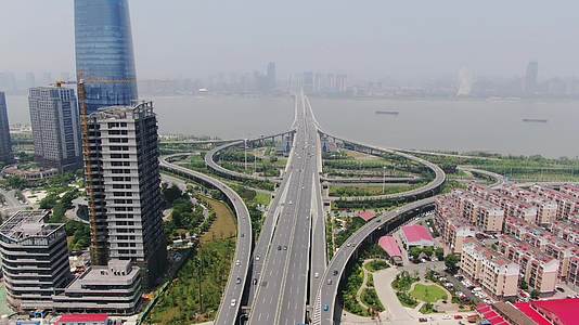 4K航拍南昌朝阳大桥高架桥视频的预览图