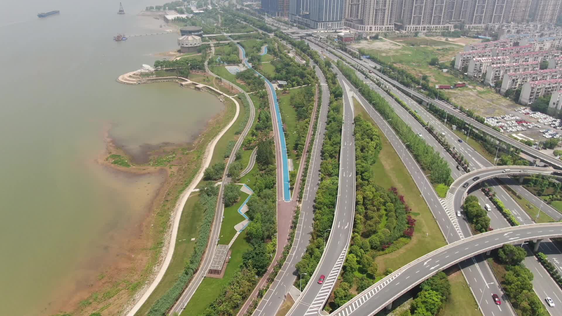4K航拍南昌赣江江滩公园视频的预览图