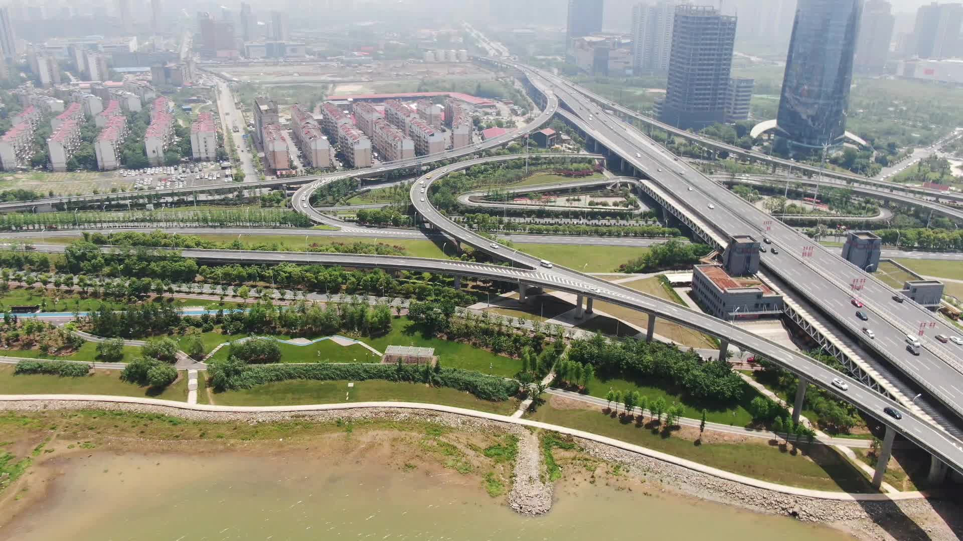 4K航拍南昌朝阳大桥高架桥视频的预览图