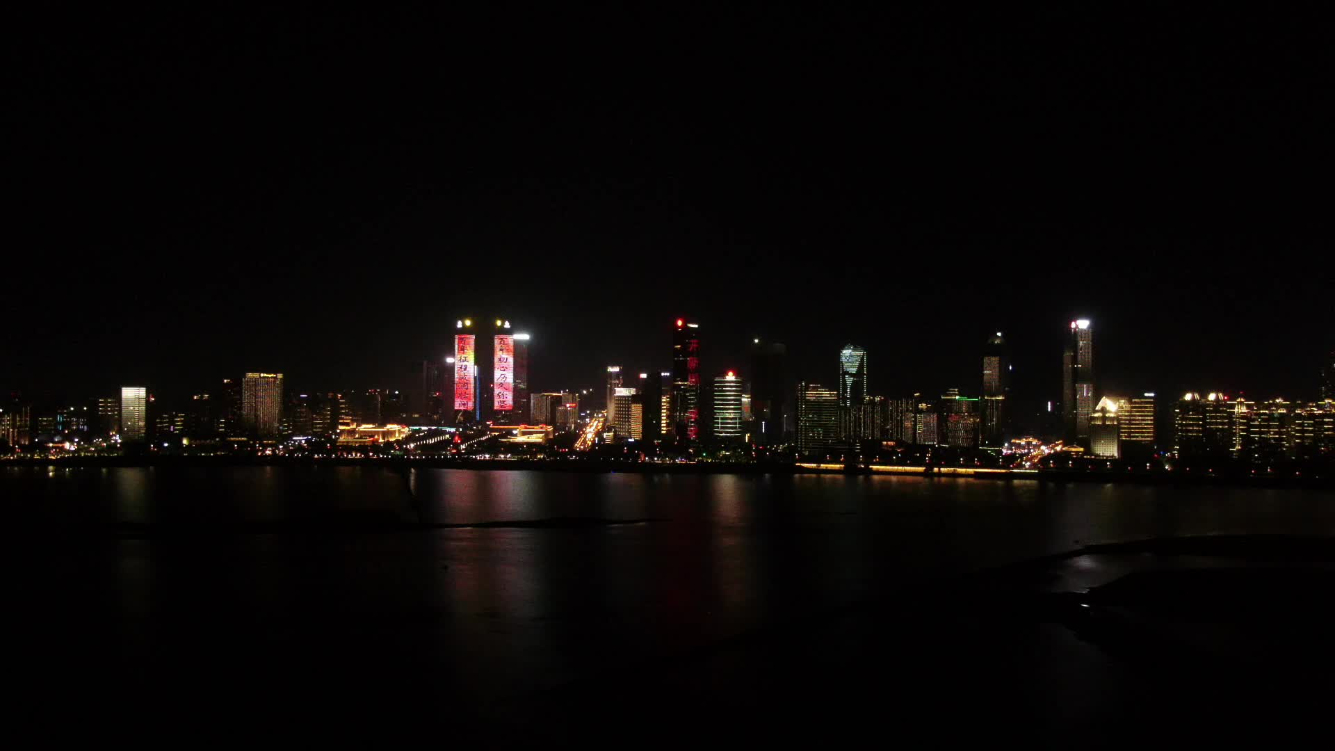 4K航拍江西南昌秋水广场夜景视频的预览图
