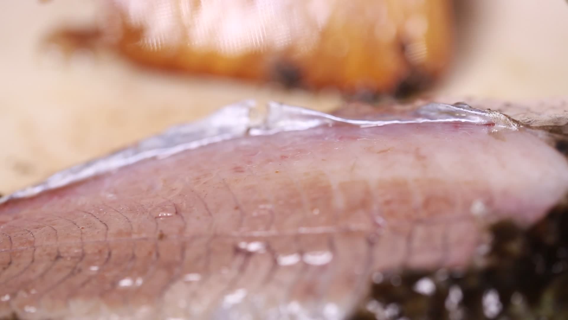 平底锅煎制鱼肉炸鱼视频的预览图