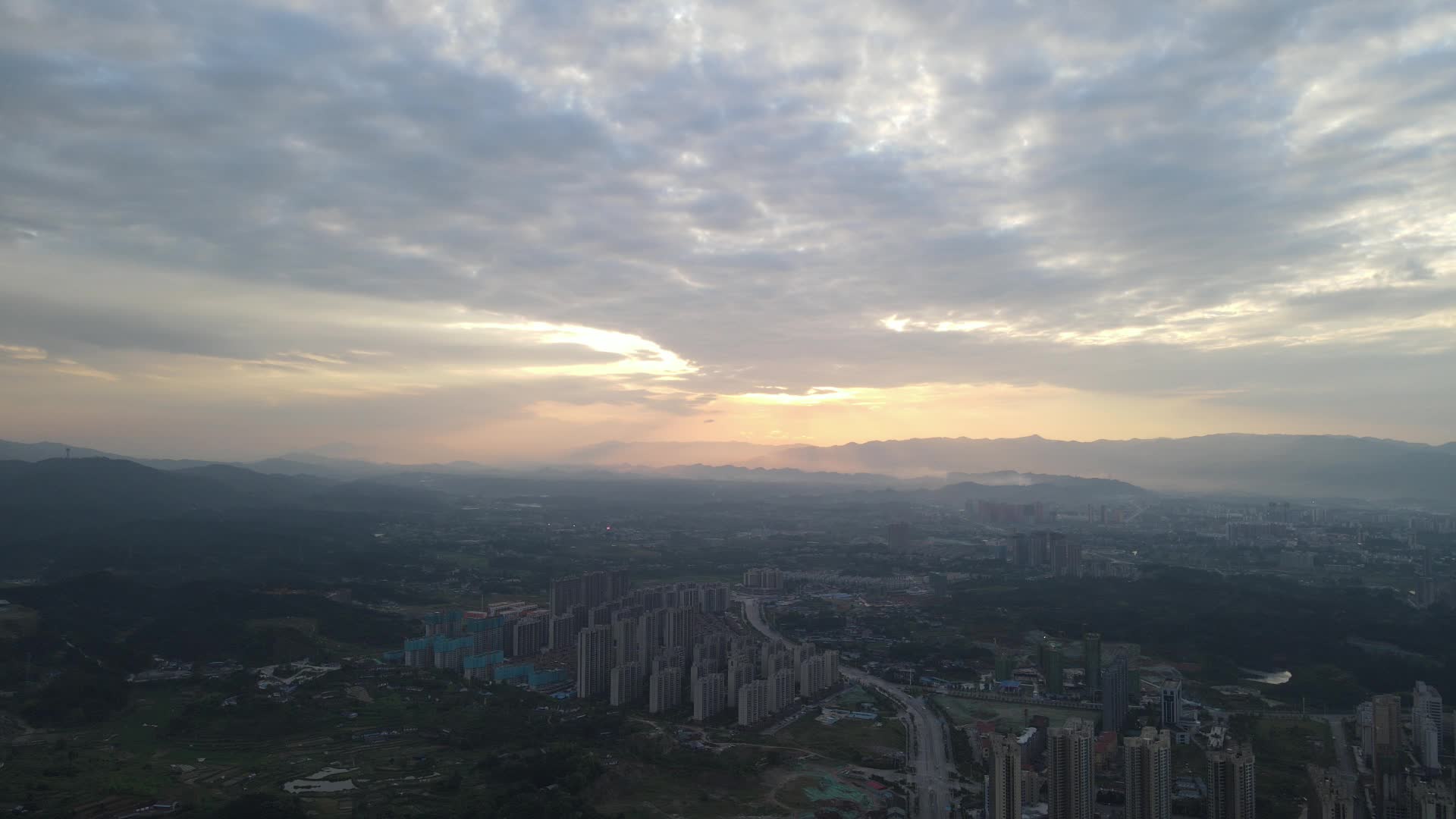 清晨日出彩霞风景航拍视频的预览图