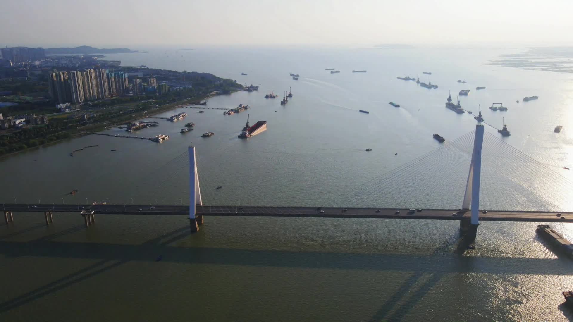4K航拍湖南岳阳洞庭湖大桥视频的预览图