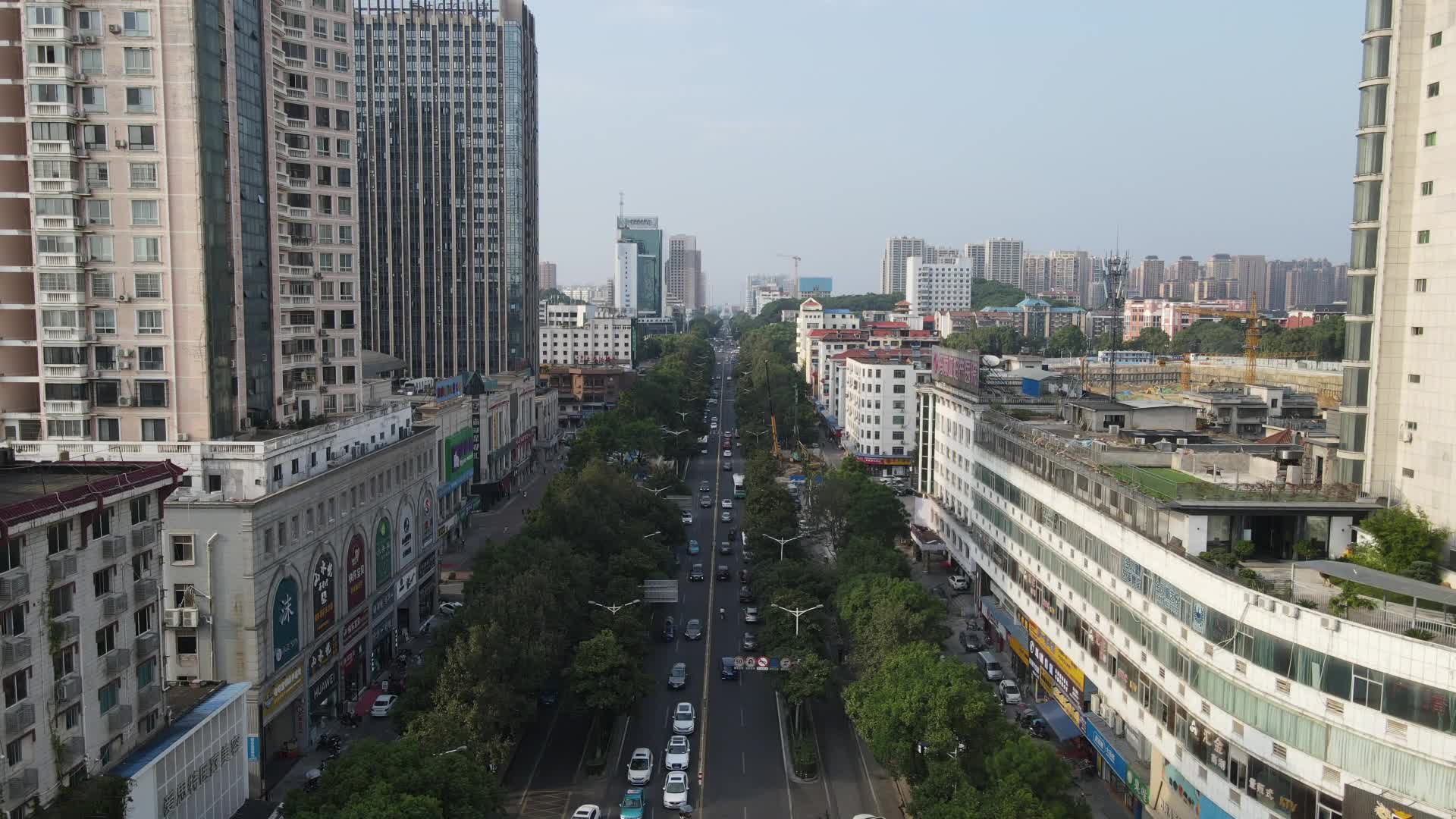 4K航拍湖南岳阳城市大道交通视频的预览图