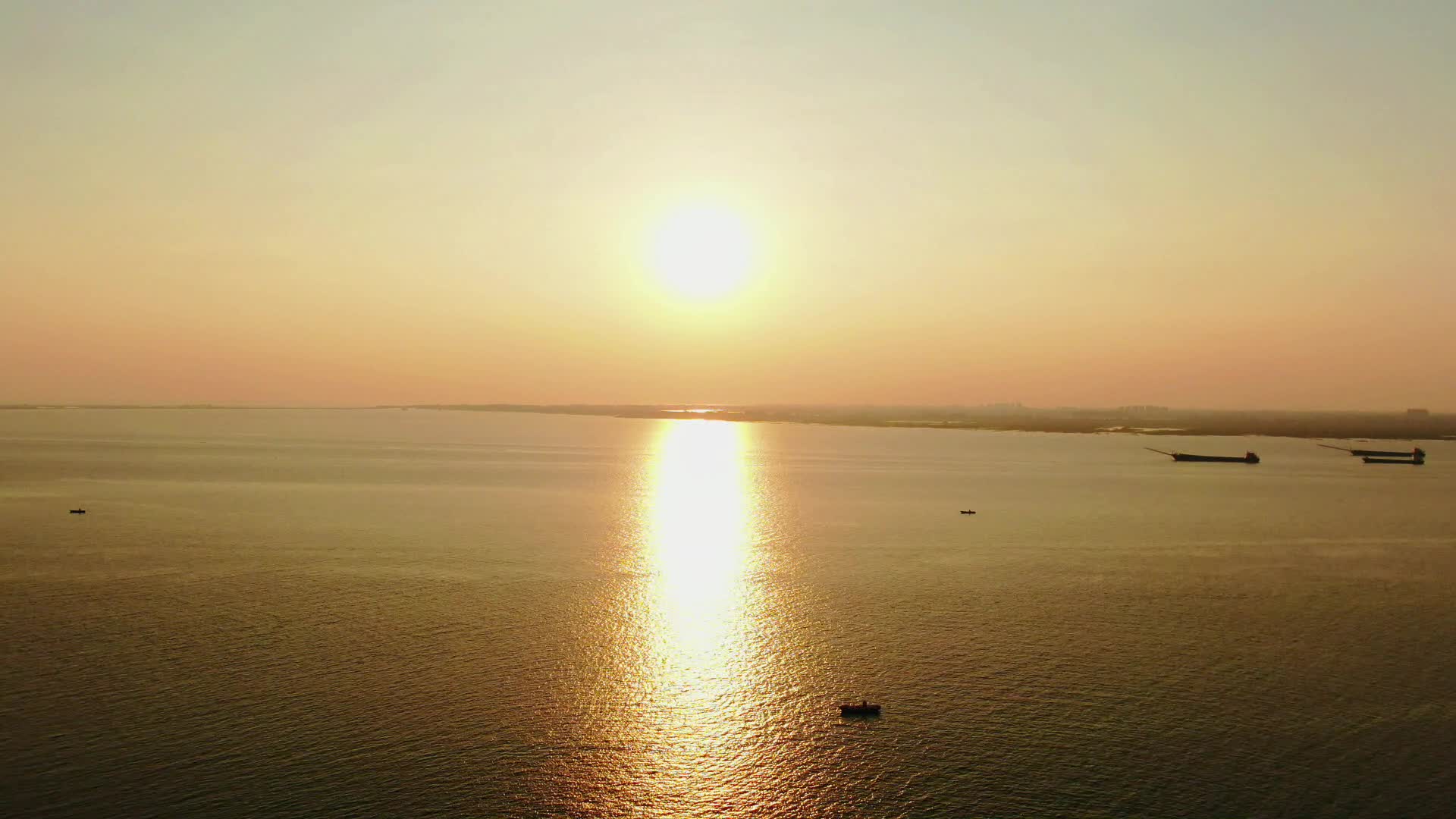 4K航拍夕阳余晖湖面倒影视频的预览图