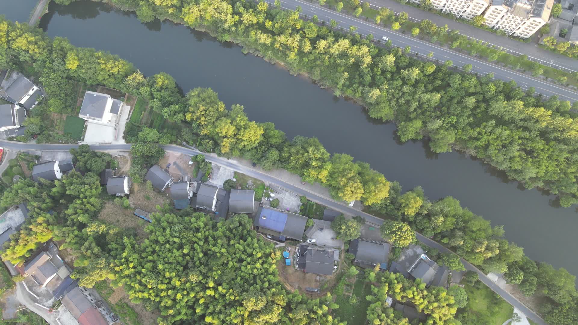 航拍沿江古镇溪流视频的预览图