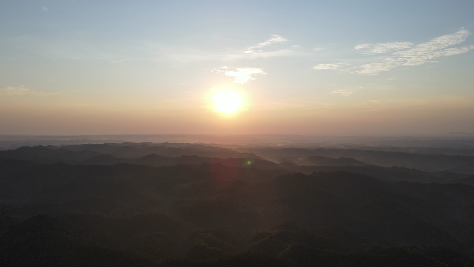 航拍大山丘陵日落夕阳视频的预览图