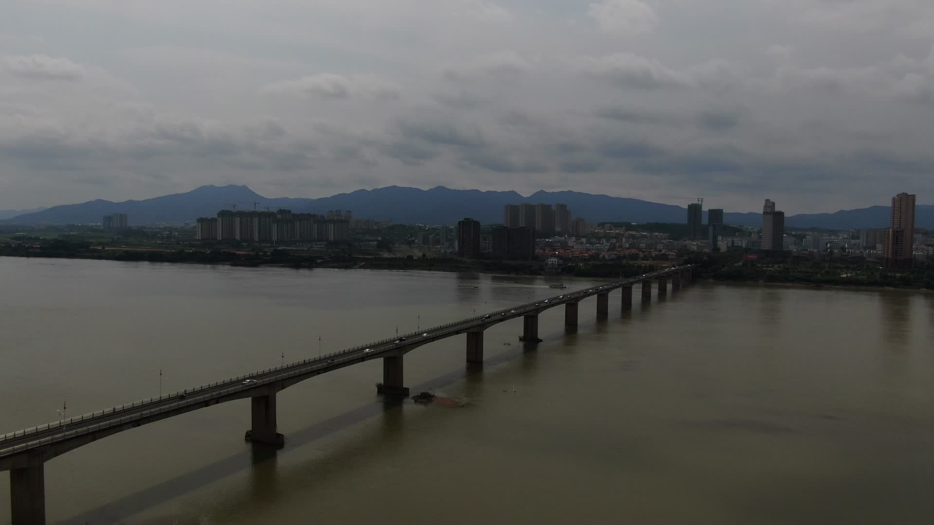 江西吉安井冈山大桥交通航拍视频的预览图