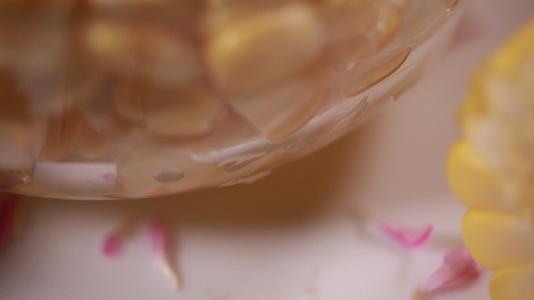 剥玉米穗玉米粒视频的预览图
