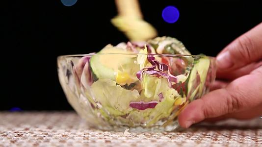 各种蔬菜搭配制作营养沙拉视频的预览图