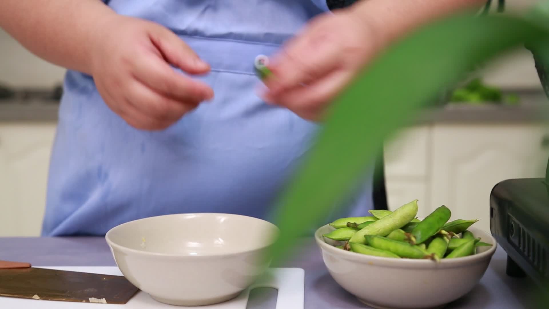 剥豌豆粒剥青豆视频的预览图