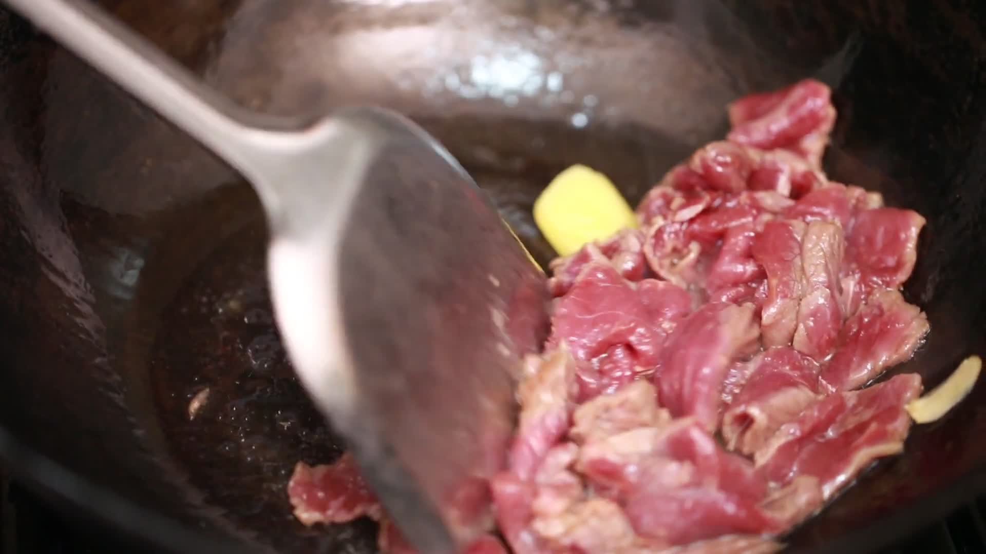 炝锅炒制葱爆牛肉视频的预览图