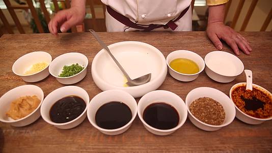 厨师用多种调料调配酱料沾水视频的预览图