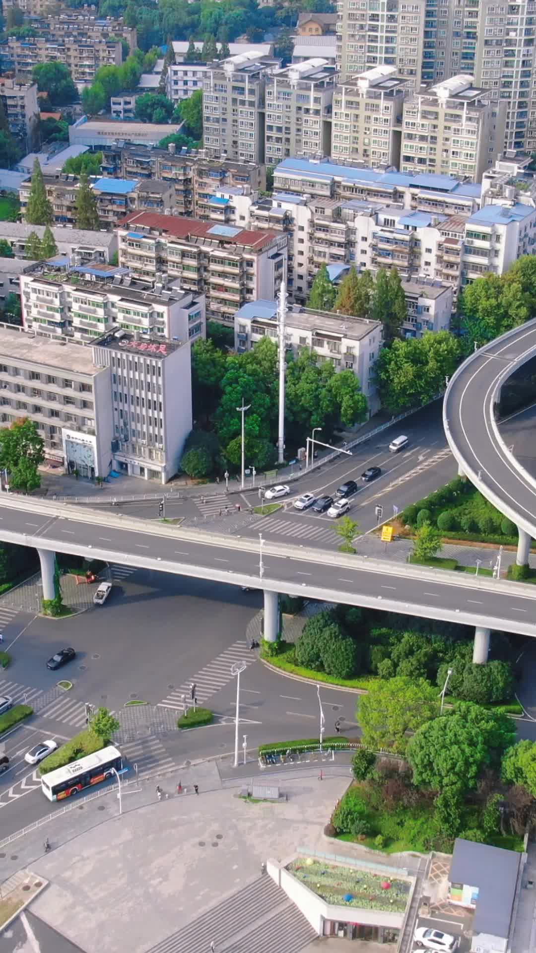 城市高架桥交通竖屏航拍视频的预览图
