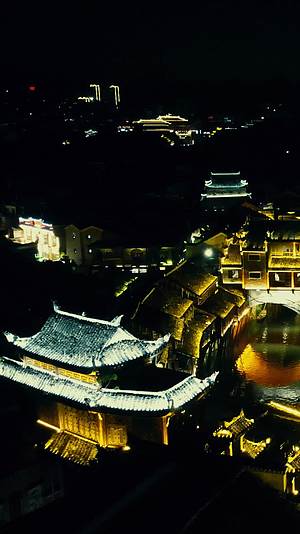 湖南湘西凤凰古城夜景竖屏航拍视频的预览图