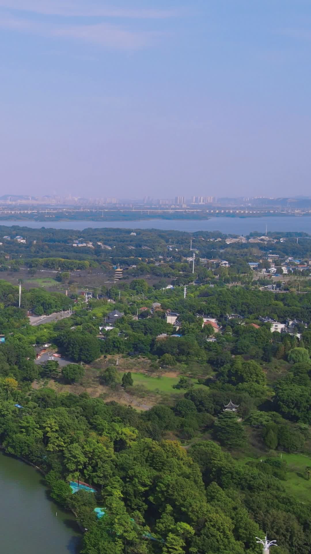 湖北武汉东湖5A景区竖屏航拍视频的预览图