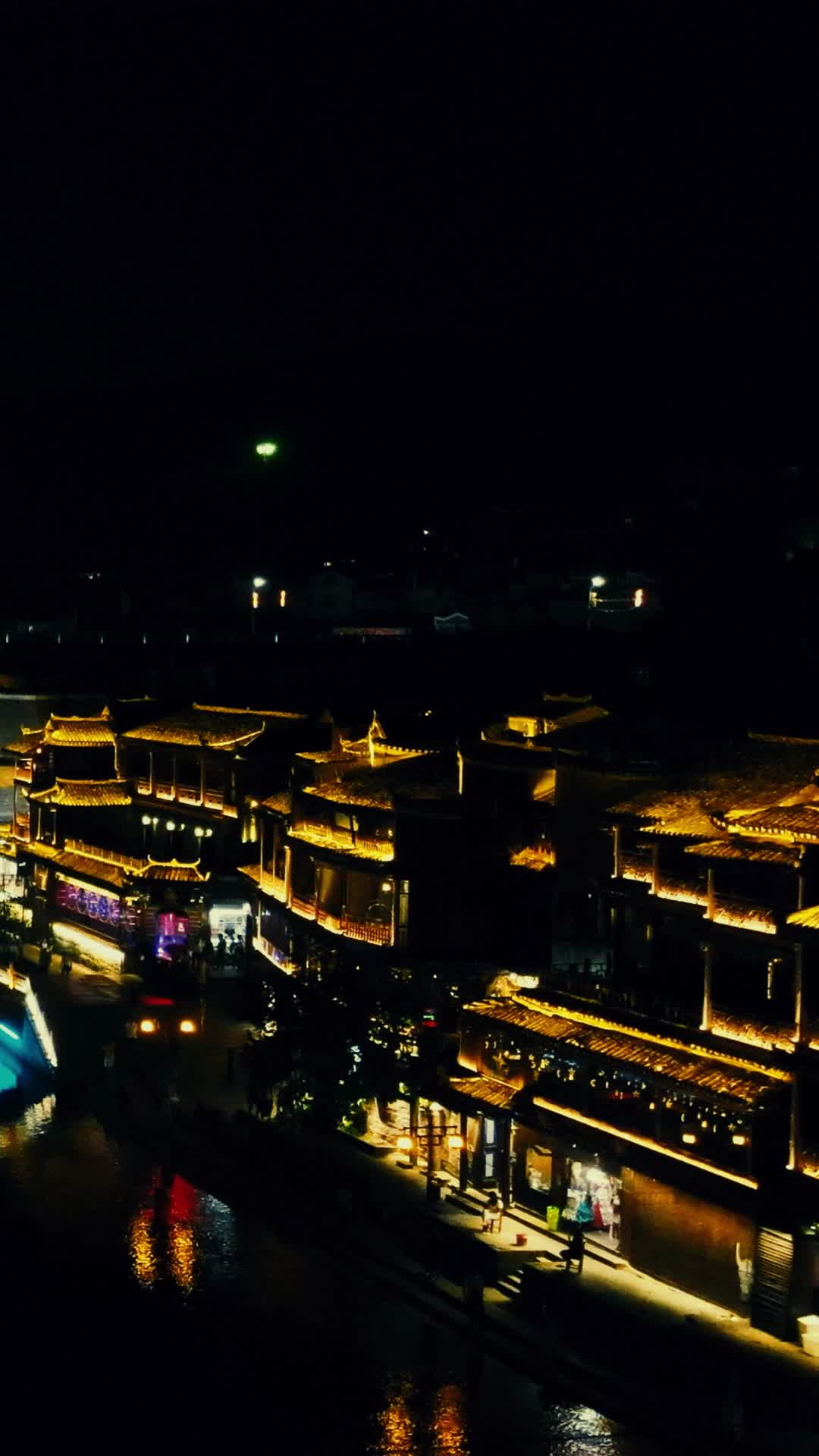 湖南湘西凤凰古城夜景吊脚楼航拍视频的预览图