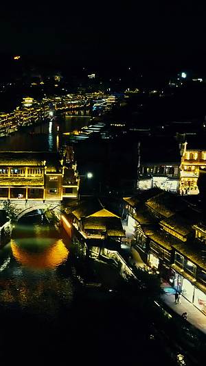 湖南湘西凤凰古城夜景吊脚楼航拍视频的预览图