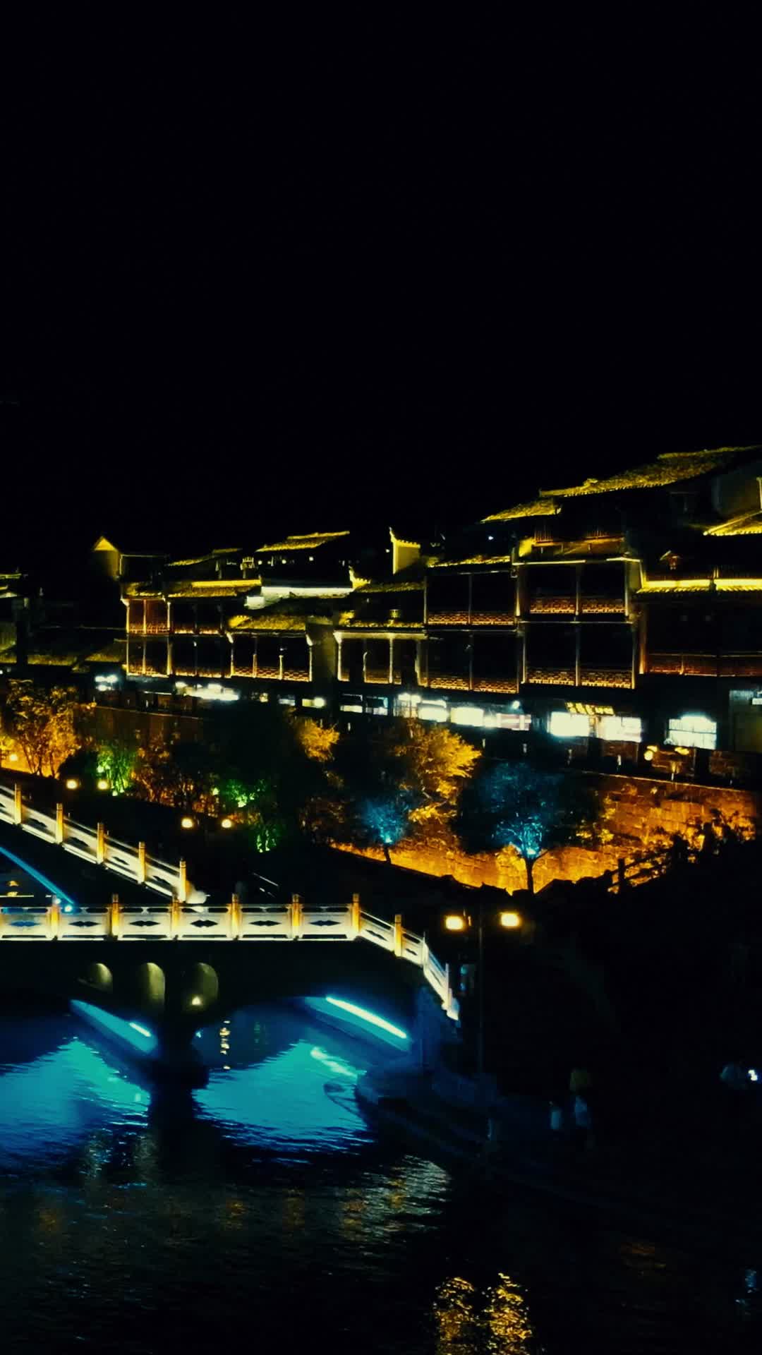 湖南湘西凤凰古城夜景竖屏航拍视频的预览图