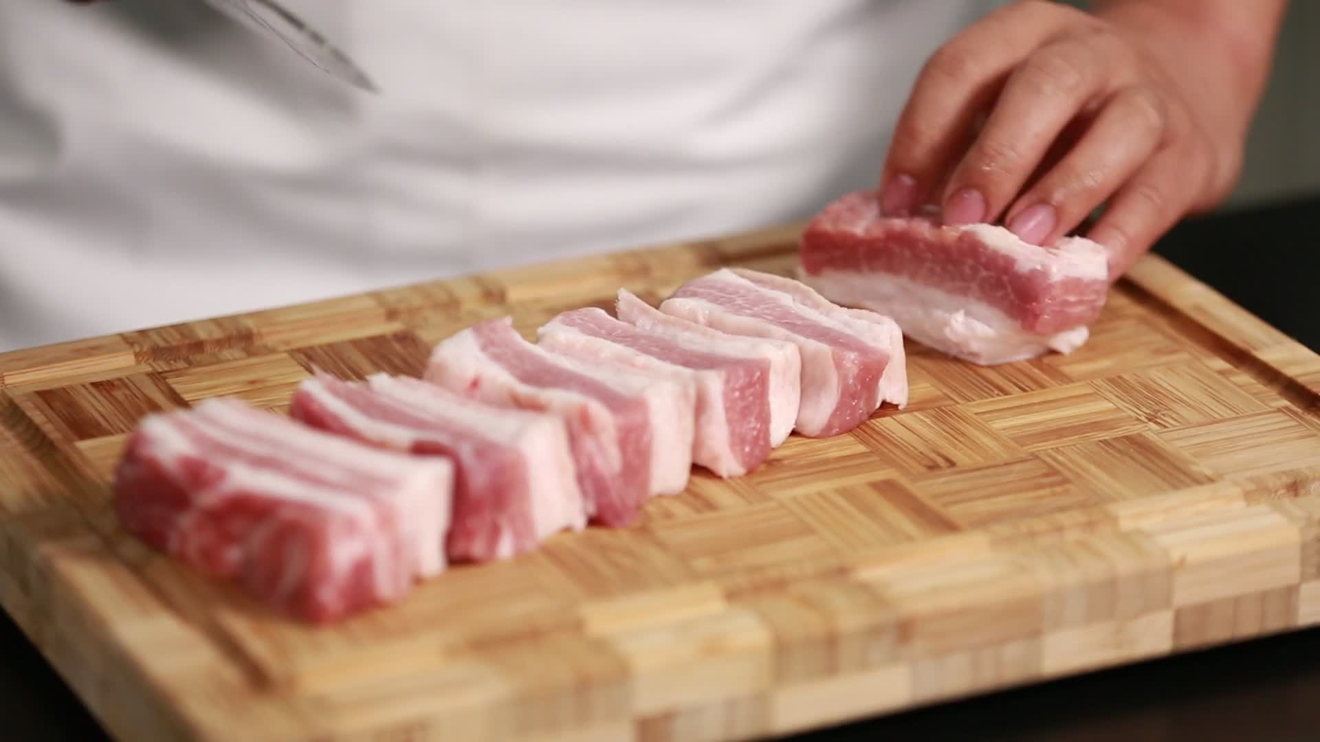 厨师刀切高档五花肉视频的预览图