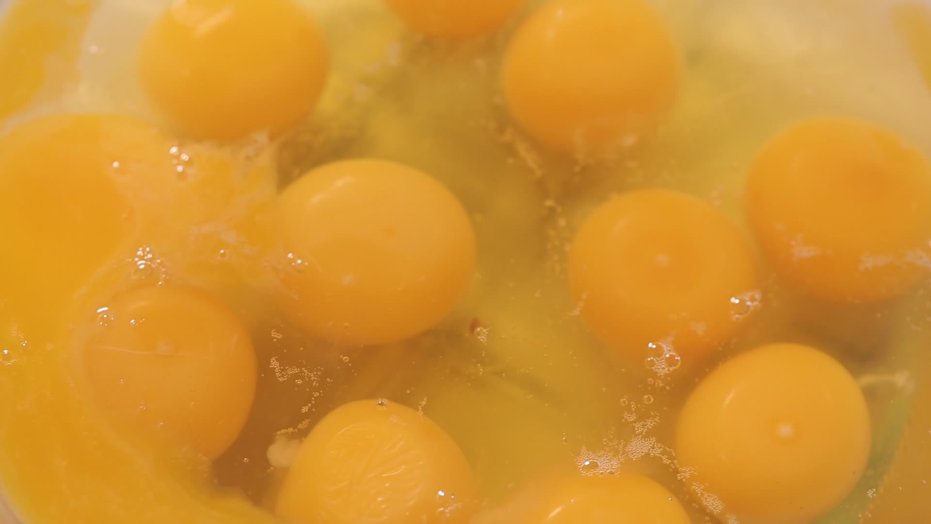 磕鸡蛋打鸡蛋搅鸡蛋液视频的预览图