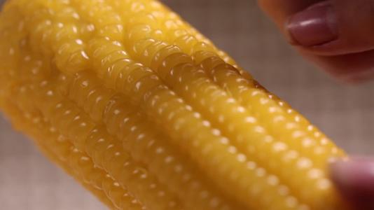 黏玉米粘玉米糯玉米水果玉米视频的预览图