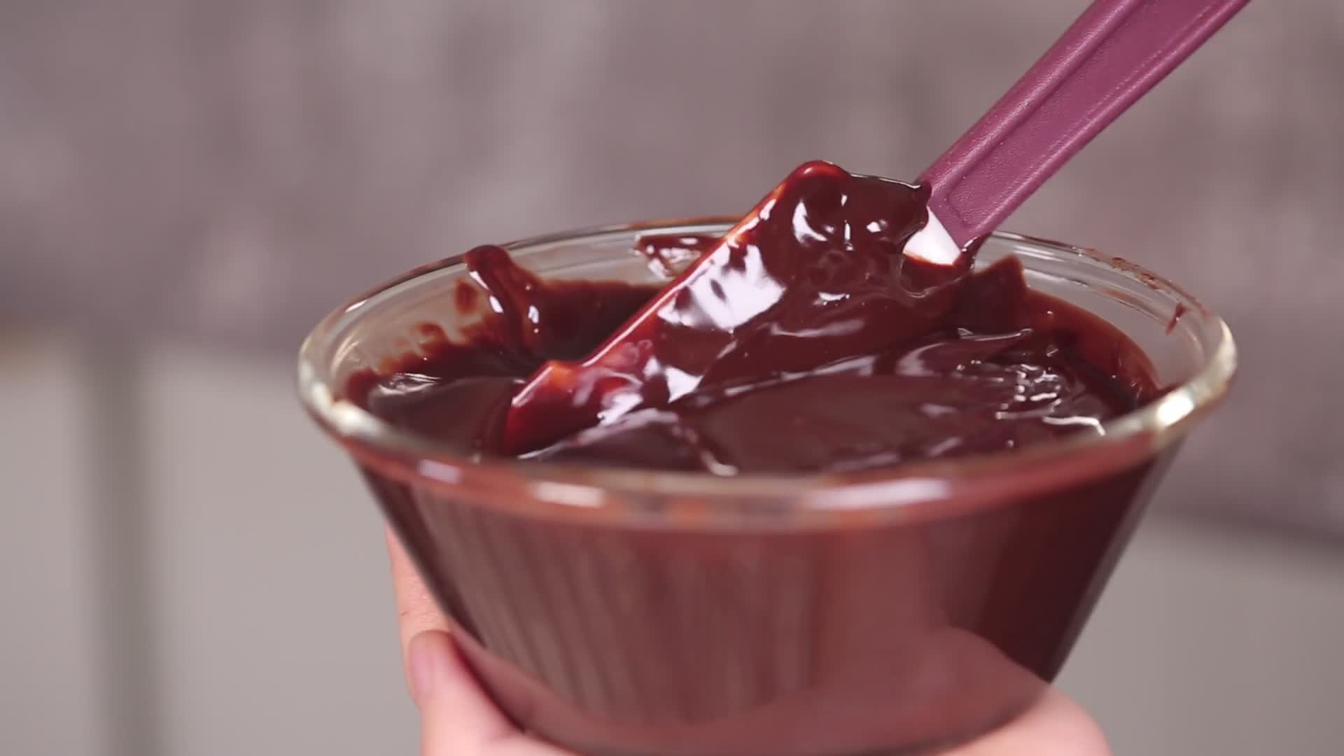 巧克力颗粒加奶油隔水加热融化巧克力酱视频的预览图
