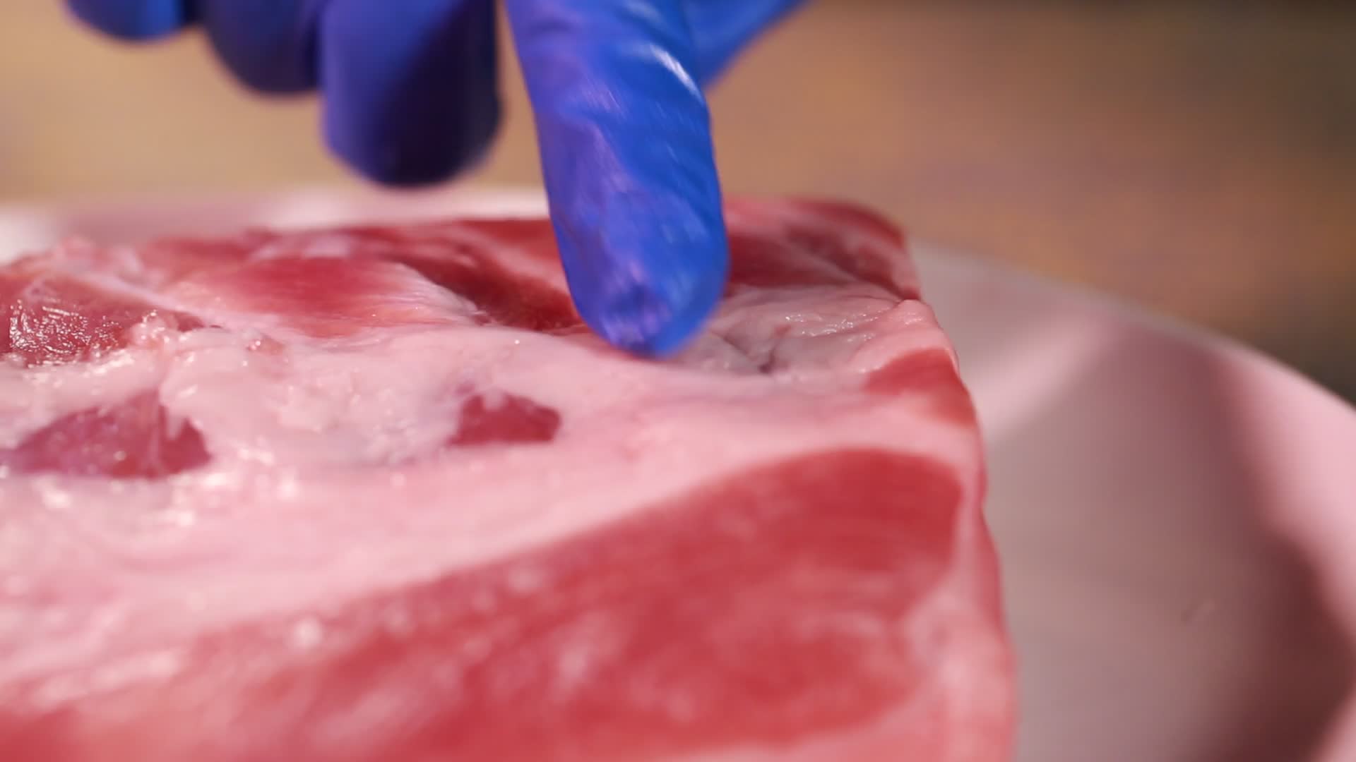 挑选猪肉窍门优质猪肉特点视频的预览图