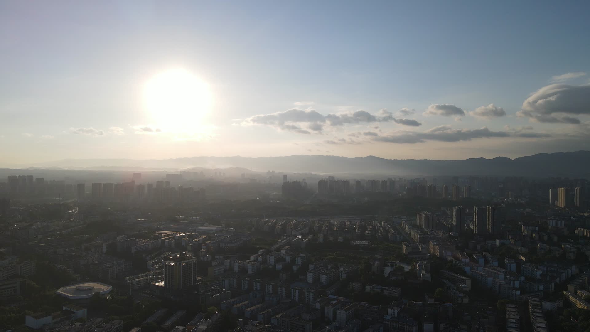 城市清晨日出彩霞航拍视频的预览图