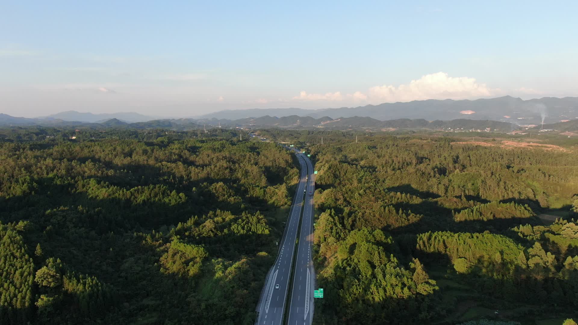 大山高速公路航拍视频的预览图