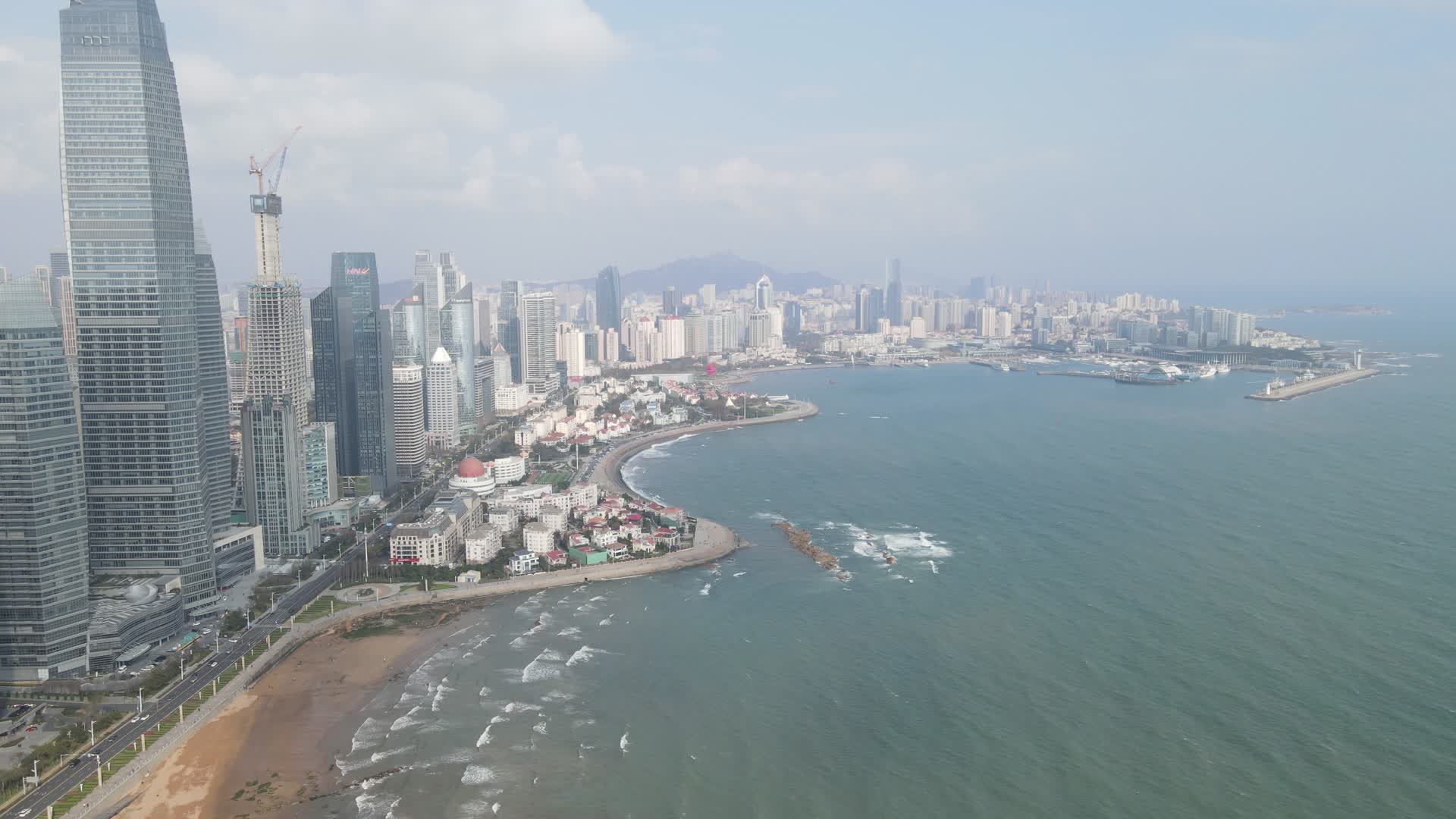 山东青岛城市风光海天线航拍视频的预览图