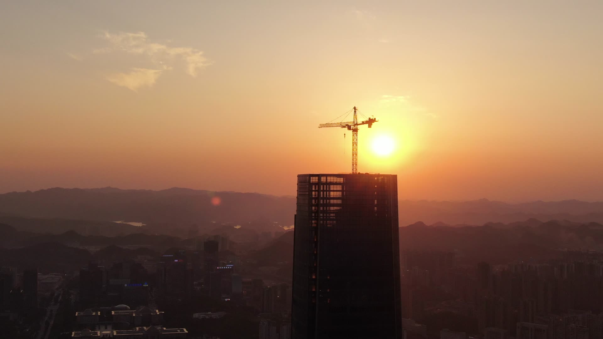 城市高楼吊塔日落晚霞唯美航拍视频的预览图