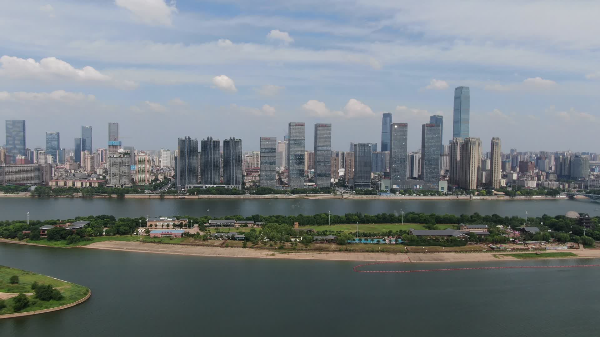 湖南长沙湘江万达广场航拍视频的预览图